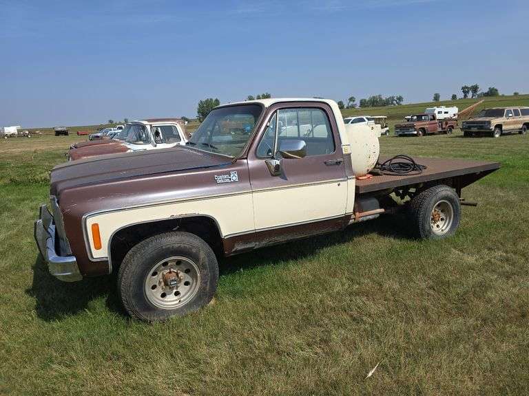 CUSTOM DELUXE 20. 4X4, MANUAL. NON-RUNNING, BELIEVE IT HAD PROBLEM WITH PROPANE SYSTEM ON CARB STICKING OPEN. UNSURE OF ENGINE CONDITION, BEEN SITTING. ***THIS VEHICLE SELLS WITH TITLE!***