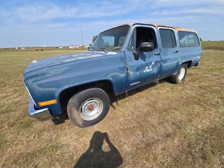 1991 CHEVROLET SUBURBAN. 6.2L DIESEL. AUTO. NON-RUNNING. ONE REAR SIDE WINDOW BROKEN. ***THIS VEHICLE SELLS WITH TITLE!***