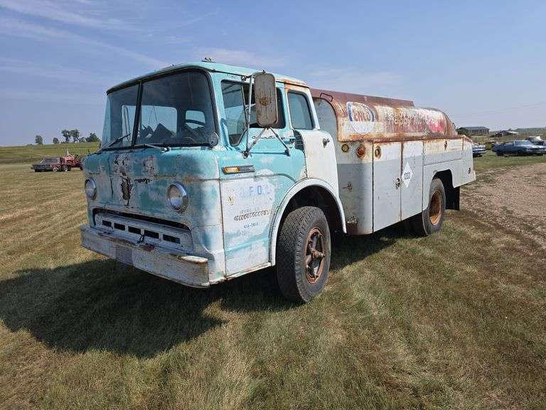 1968 FORD F-600. 390CI ENGINE, RAN WHEN PARKED OVER 10 YEARS AGO. PARKED BECAUSE OF FUEL LEAK ON AUX DIESEL TANK. MANUAL. CAB HAS VERY LITTLE RUST. ***THIS VEHICLE SELLS WITH TITLE!***