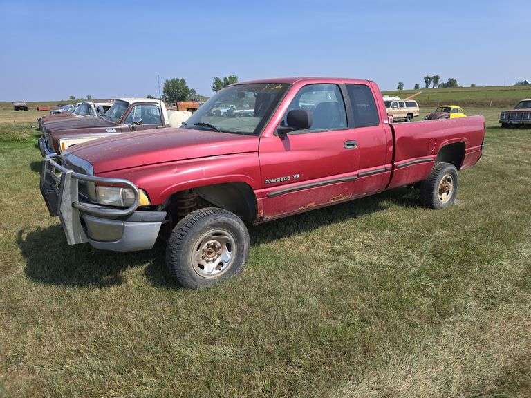 1998 DODGE 2500. 360CI GAS V8. 4X4. AUTO. NON-RUNNING, OWNER BELIEVES IT NEEDS FUEL PUMP OR RELAY. ***THIS VEHICLE SELLS WITH TITLE!***