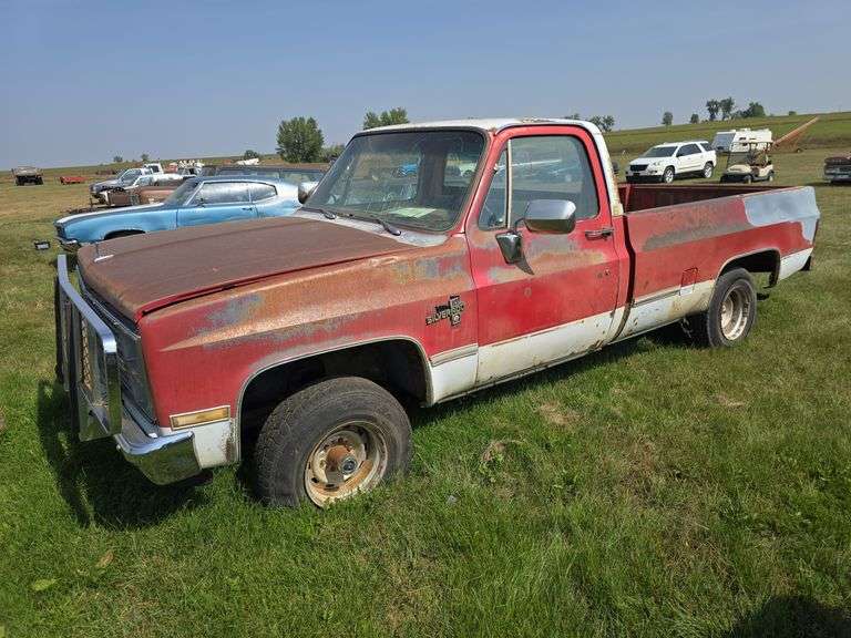 1983 CHEVROLET SILVERADO 10. 6.2L DIESEL, AUTO. 4X4. OWNER PUT A BATTERY IN IT AND DROVE IT A MILE HERE, BATTERY NOT INCLUDED. HE SAID WHEN LETTING OFF THE THROTTLE IT DIES. IT HAS BEEN SITTING 7 YEARS. ***THIS VEHICLE SELLS WITH TITLE!*** CONSIGNED BY HARLAN PALO