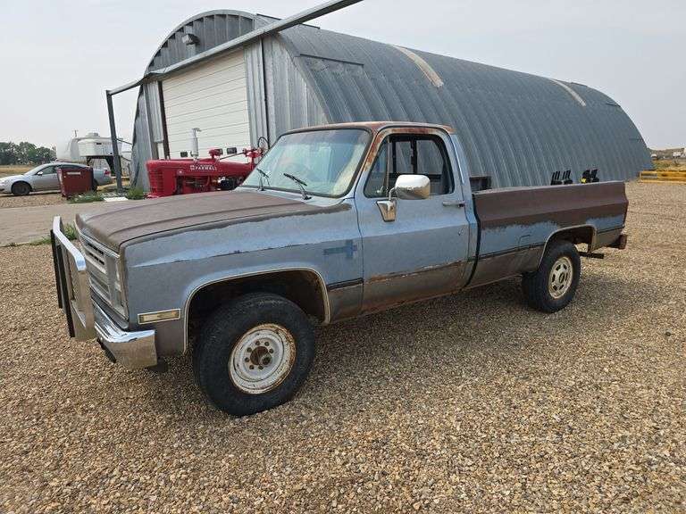 1986 CHEVROLET 3/4 TON PICKUP. ORIGINAL 350 ENGINE. 4SPD MANUAL. RUNS, DRIVES, STOPS. BATTERY IS WEAK ***SELLS WITH TITLE ***