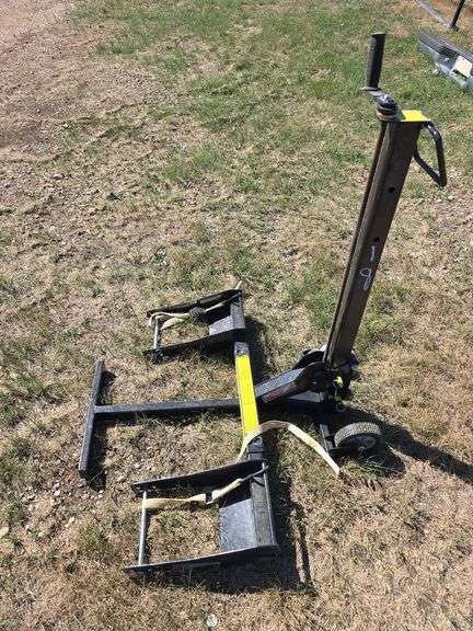 4 WHEELER JACK, ONE BROKEN WHEEL.