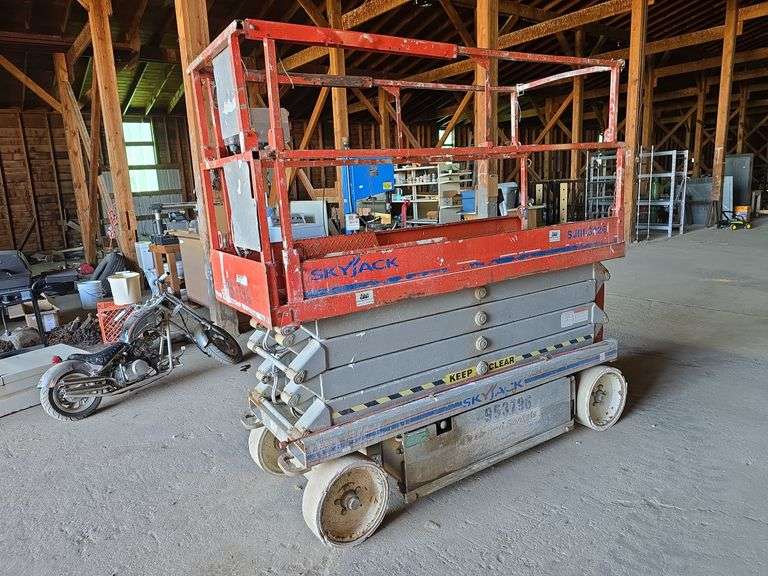 SKYJACK SJIII 3226 SCISSOR LIFT. ELECTRIC. OWNER STATES THE STEERING IS JERKY SOMETIMES.