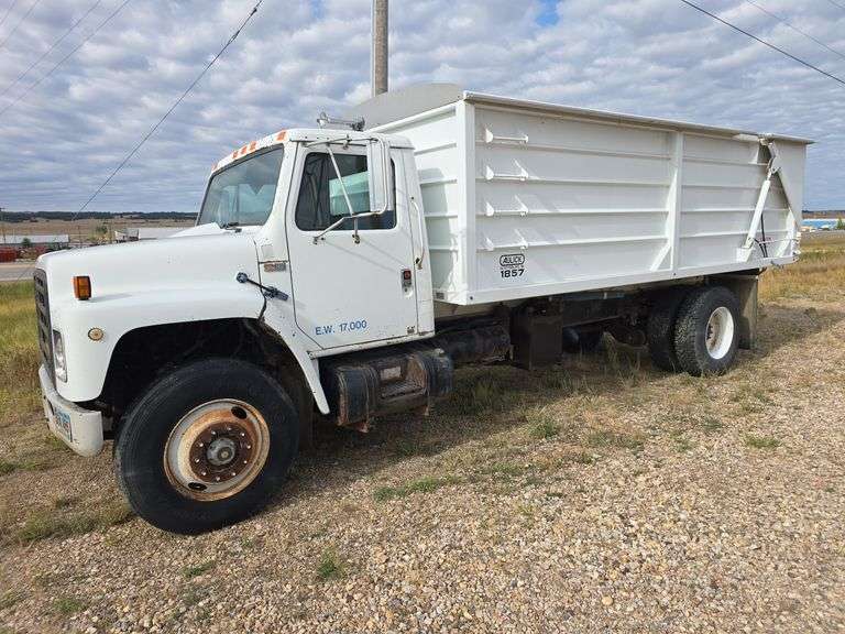 1987 INTERNATIONAL S1900 SILAGE TRUCK. ROLL TARP. BOX WAS PUT ON NEW IN 2016. LESS THAN 100 LOADS ON THE BOX. SILAGE HIGH SIDE KIT NOT INSTALLED., HYD END GATE, AIR SHIFT, DT-466 ENGINE. NO A/C, HEAT NOT WORKING. SMALL POWER STEERING LEAK. GOOD DRIVE TIRES. ***SELLS WITH TITLE*** THIS TRUCK LOCATED IN BELLE FOURCHE, SD. PREVIEW AND PICKUP BY APPOINTMENT ONLY