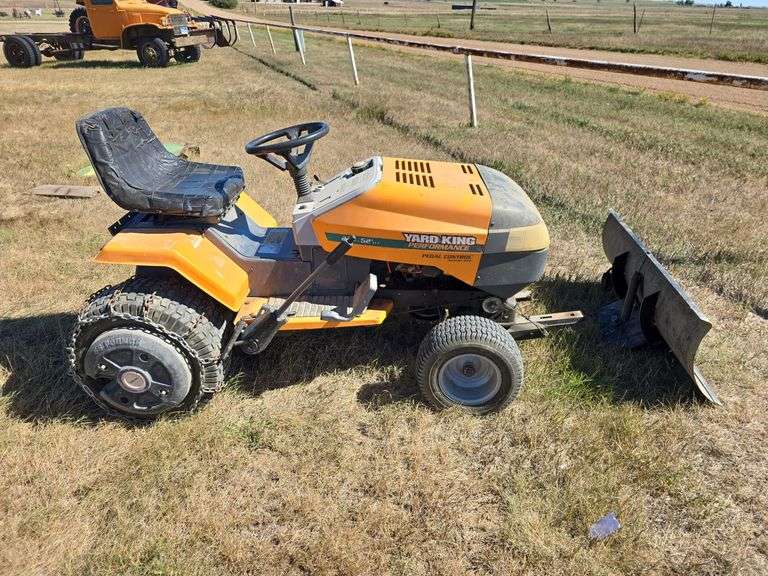 YARD KING YARD TRACTOR. 22HP BRIGGS & STRATTON. NO MOWER DECK. HYDROSTATIC. RUNS AND DRIVES GOOD. HAS WHEEL WEIGHTS AND REAR TIRE CHAINS. BLADE INCLUDED, BUT NOT INSTALLED.