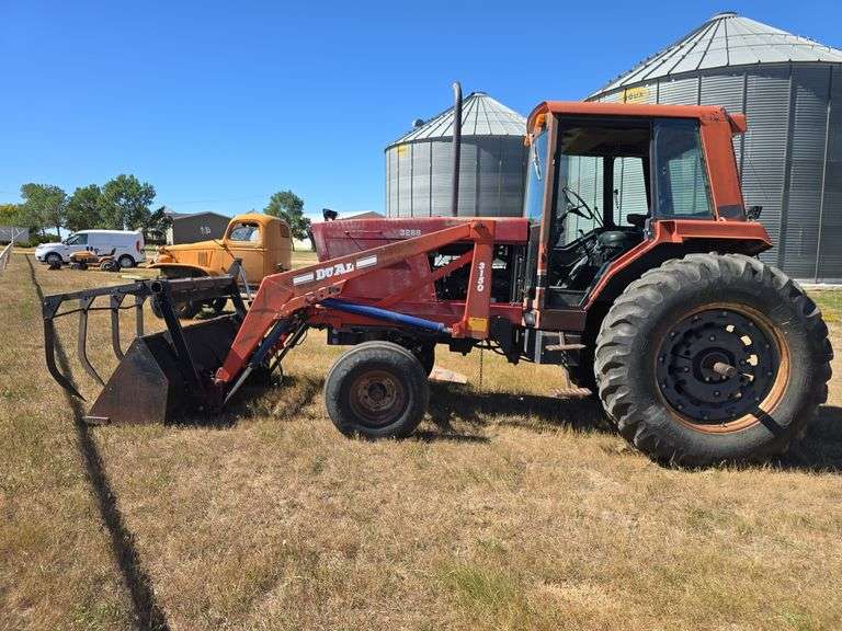 INTERNATIONAL 3288 DIESEL TRACTOR. 2 REMOTES. 3PT. SMALL 1000, AND 540 PTO'S. OIL ACCUMULATION IN AREAS. TIRES NOT GREAT. DUAL 3150 LOADER. RUNS AND OPERATES. SHOWS 7602HRS