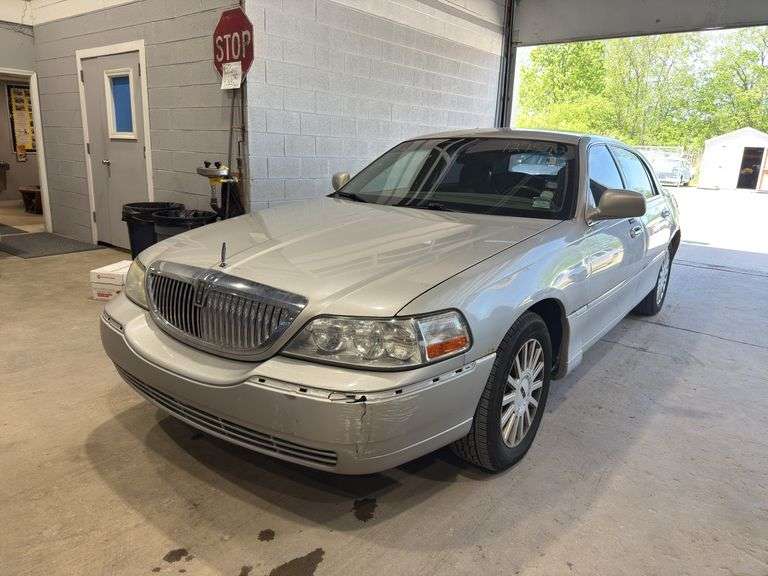 2005  LINCOLN  Town Car  -