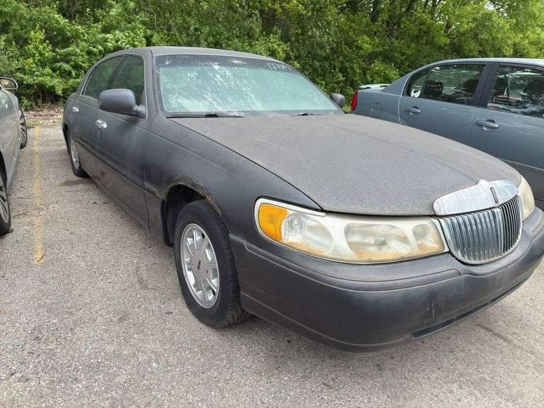 1999 LINCOLN Town Car Touring 1LNFM82W9XY602336 VMI-2516-1568-MI