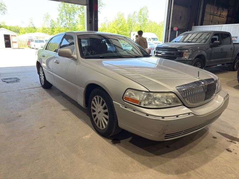 2005  LINCOLN  Town Car  -