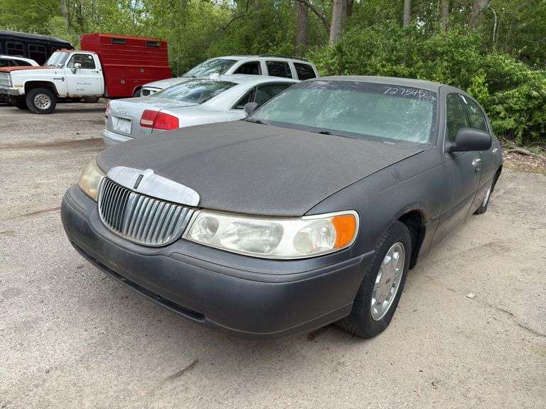 1999 LINCOLN Town Car Touring 1LNFM82W9XY602336 VMI-2516-1568-MI