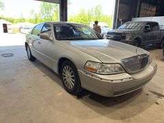 2005  LINCOLN  Town Car  -
