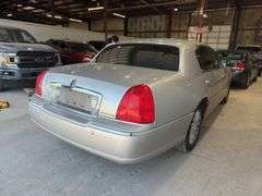 2005  LINCOLN  Town Car  -