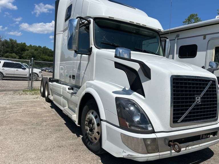 2016  VOLVO TRUCK  VNL  -