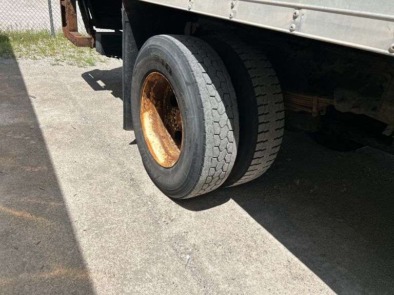2005  GMC  C7  Box truck