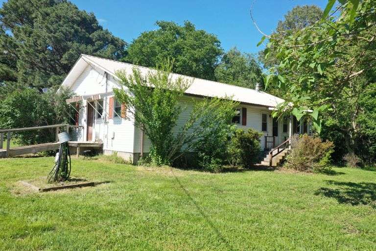 2 BR HOME & BLDGS ON 15 ACRES IN BOAZ, KY