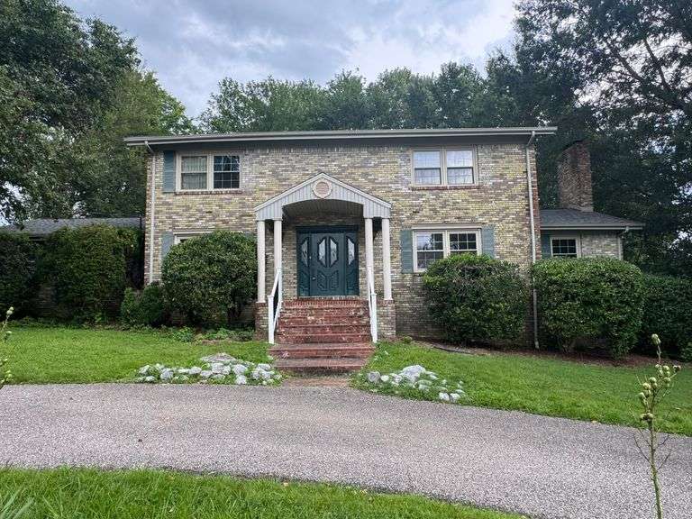 4 BR HOME ON GOLF CART DR IN MAYFIELD KY