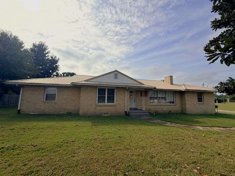 3 BR BRICK HOME IN MAYFIELD, KY