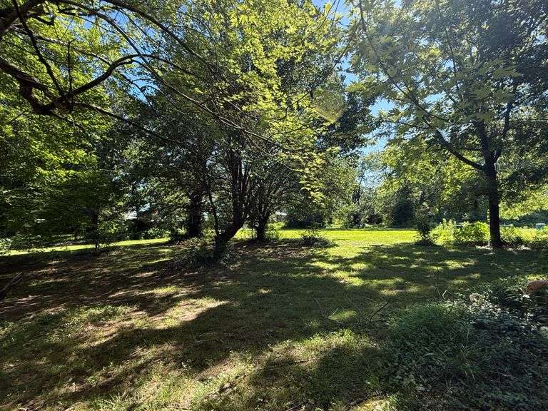 HOME ON 5.6 ACRES MAYFIELD KY
