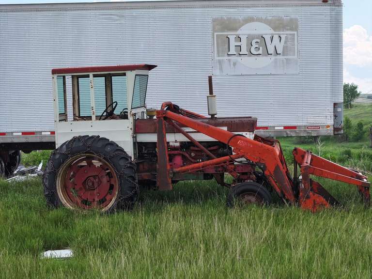 Farmall 560 Tractor w/ Cab