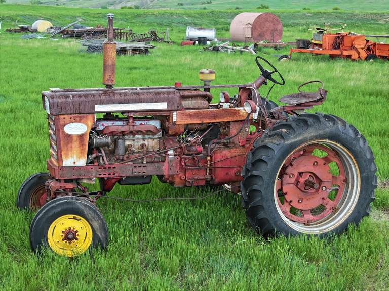 Farmall 560 Tractor
