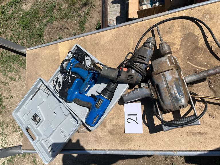 18 V cordless drill and flashlight, electric Black and Decker drill and electric shopMatic drill. ￼