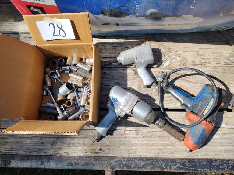 Pneumatic and electric ratchets and box of sockets.