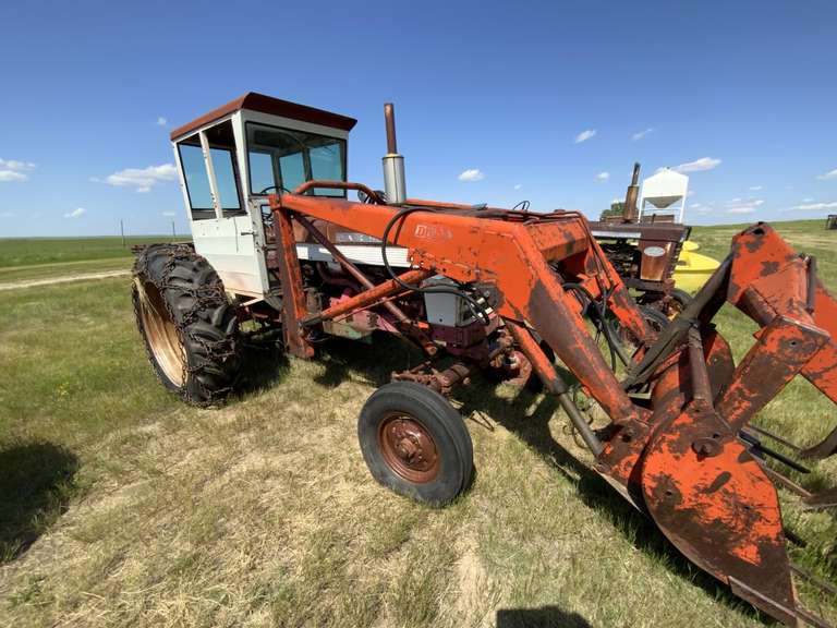 Farmall 560 Tractor w/ Cab