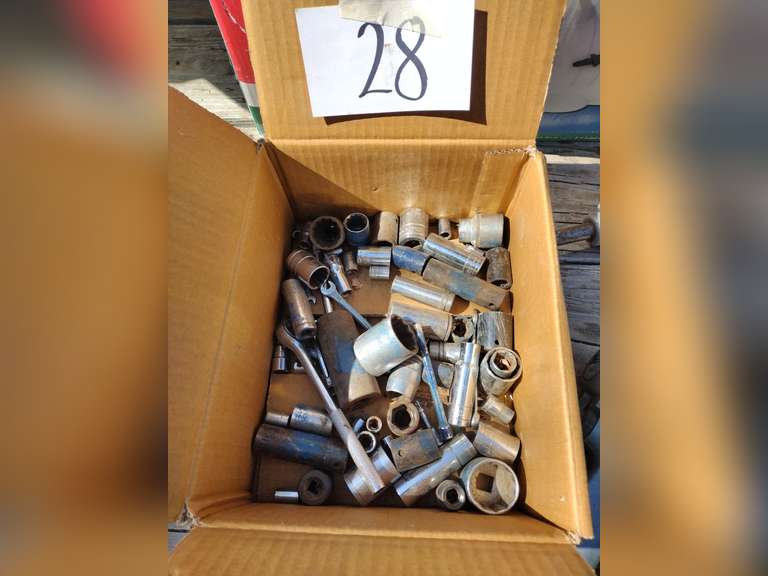 Pneumatic and electric ratchets and box of sockets.