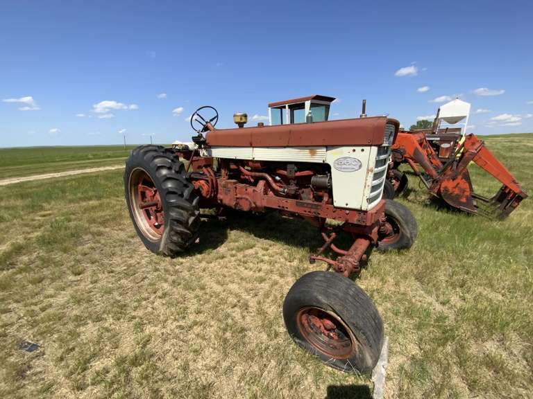 International 560 Tractor