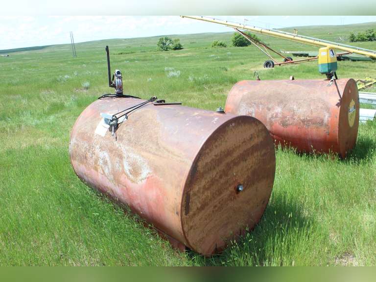 500 Gallon Freestanding Fuel Tank w/ Hand Pump