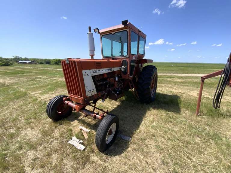 International 806 Farmall Tractor