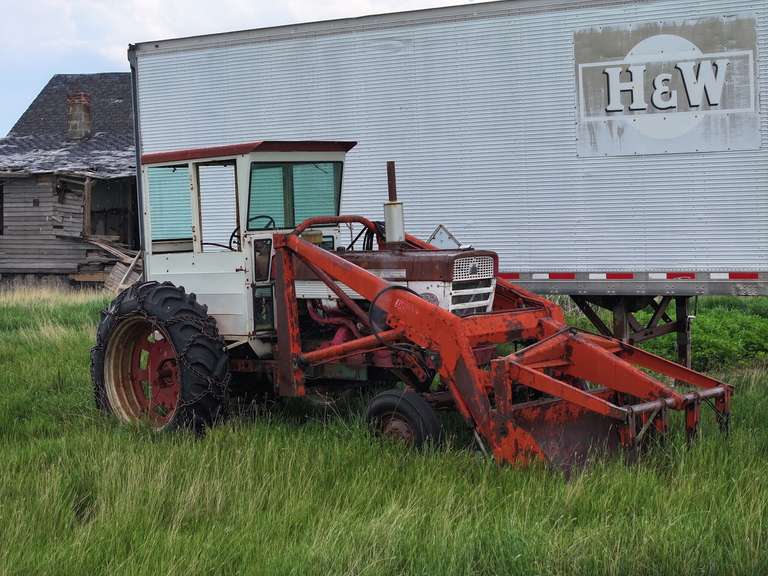 Farmall 560 Tractor w/ Cab