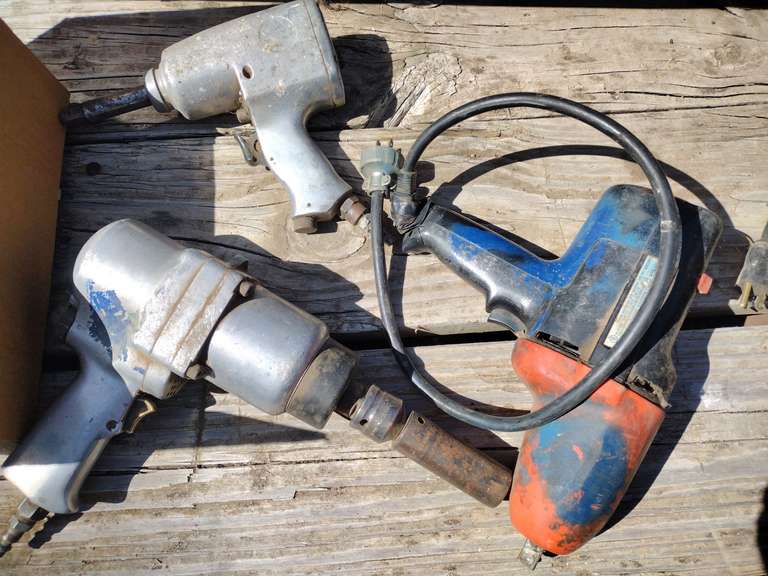 Pneumatic and electric ratchets and box of sockets.