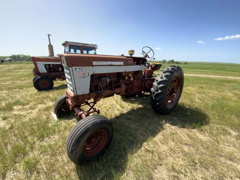 International 560 Tractor