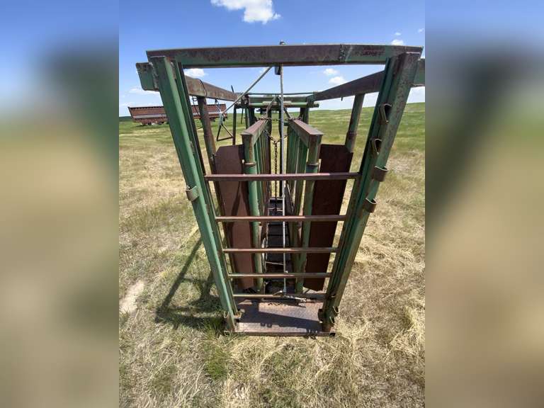 REAL-TUFF Manual Squeeze Chute