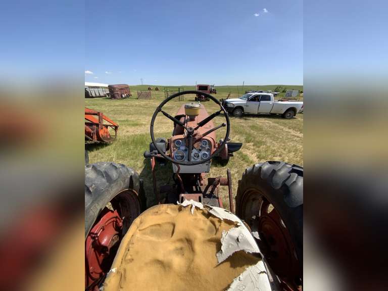 International 560 Tractor