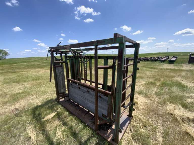 REAL-TUFF Manual Squeeze Chute