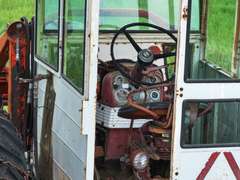 Farmall 560 Tractor w/ Cab