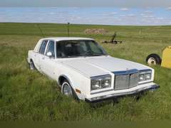 White Chrysler 5th Avenue