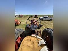 International 560 Tractor