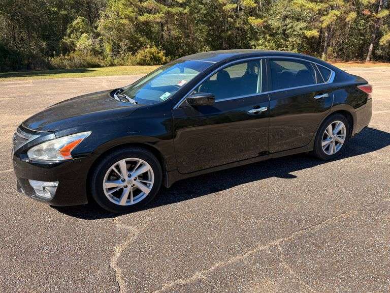 2015 Nissan Altima SV 4 Door Sedan (192,928 Miles)