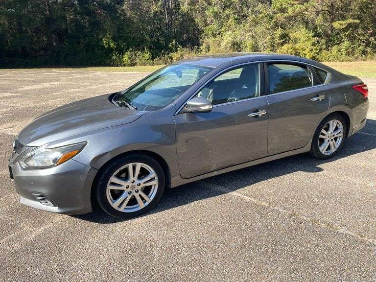 2017 Nissan Altima SL 4 Door Sedan (241,261 Miles)