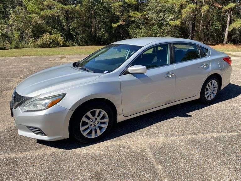 2017 Nissan Altima 4 Door Sedan (172,274 Miles)
