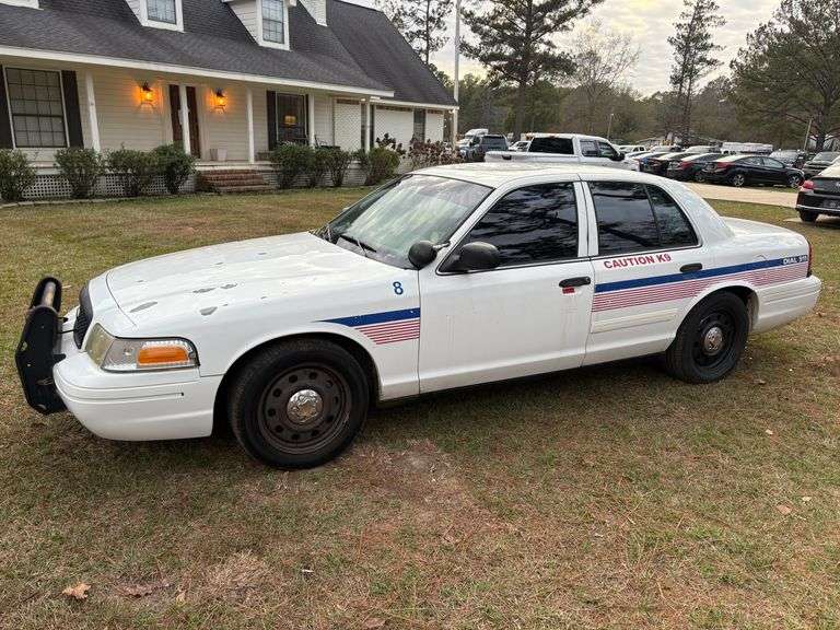 2011 Ford Crown Victoria (153,901 Miles)