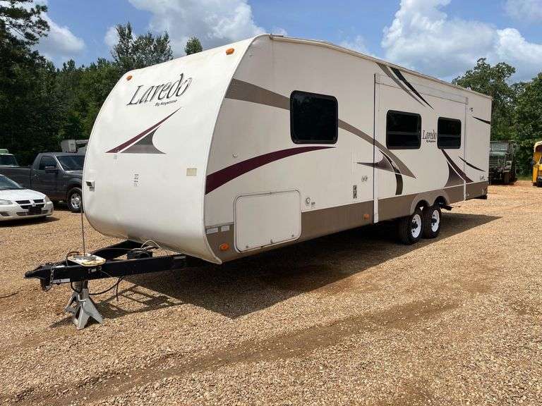 2006 Keystone Laredo 284BH Bumper Pull 28’ Travel Trailer