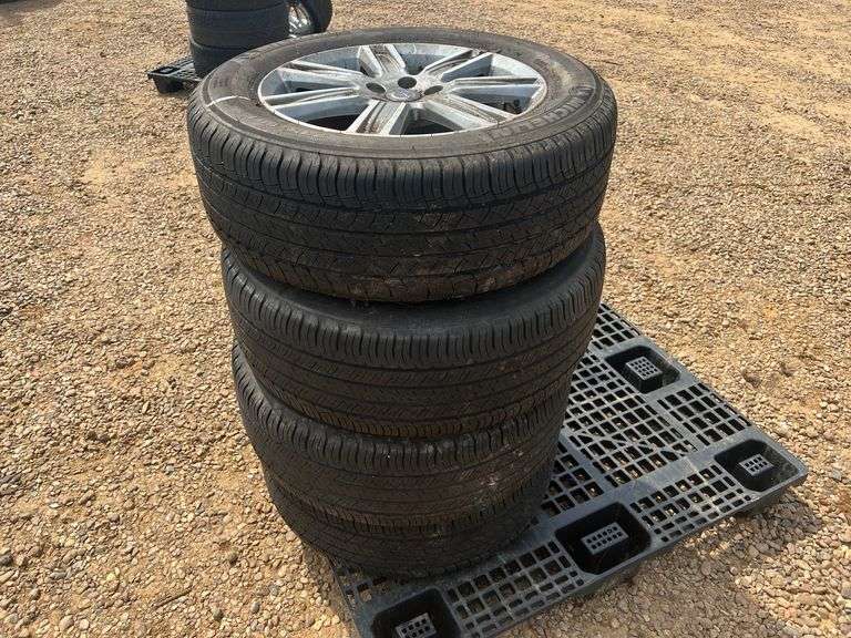 (4) Michelin Latitude 235/60 R18 Tires w/ Rims
