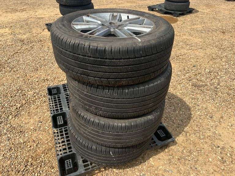 (4) Michelin Latitude 235/60 R18 Tires w/ Rims