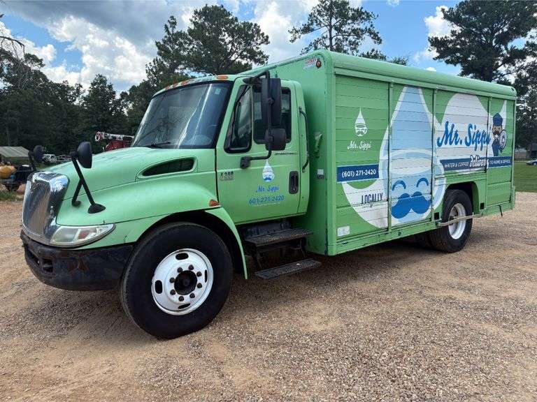 2005 International 4300 10 Bay Delivery Truck (366,180 Miles)