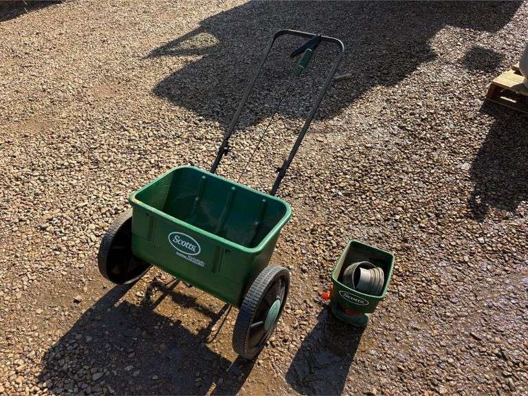 Scotts Turf Builder HandHeld Spreader